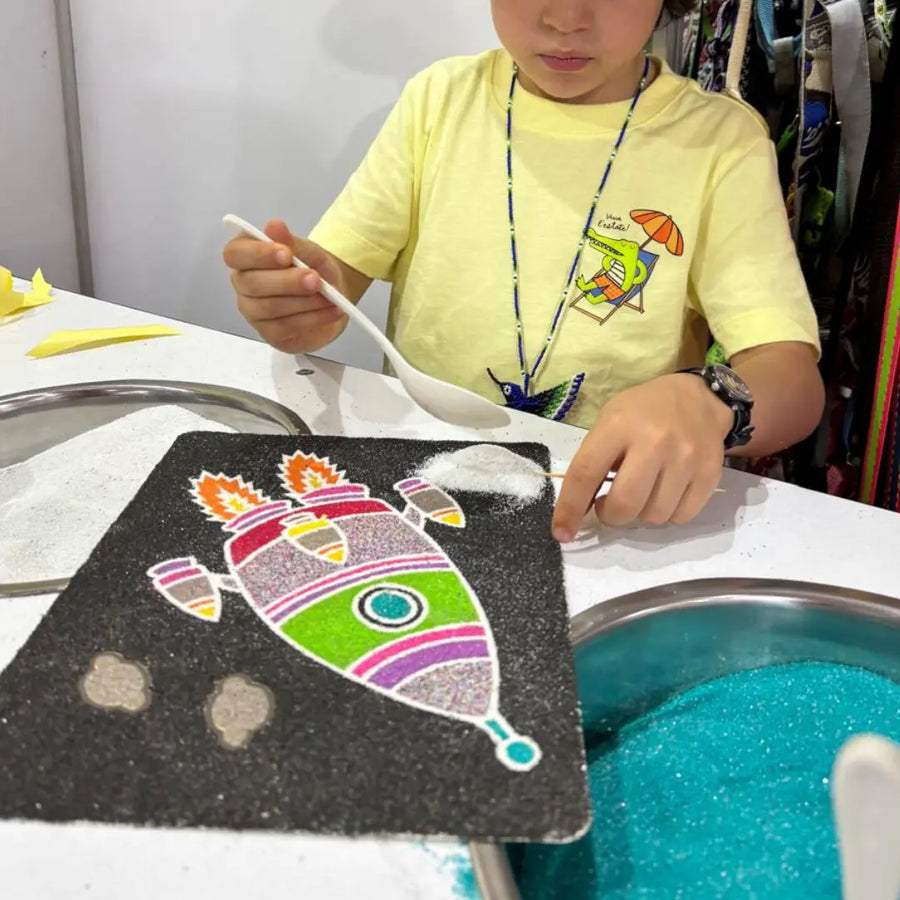 Niños coloreando con arena PintArena