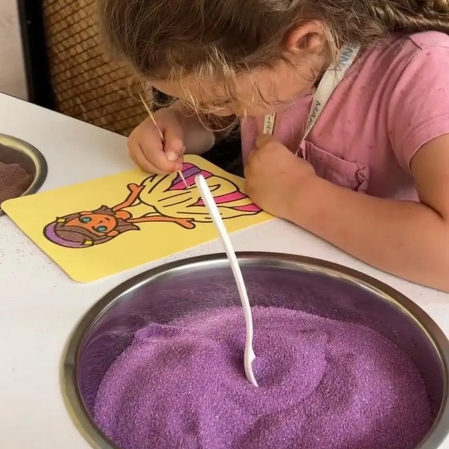 Niños coloreando con arena PintArena