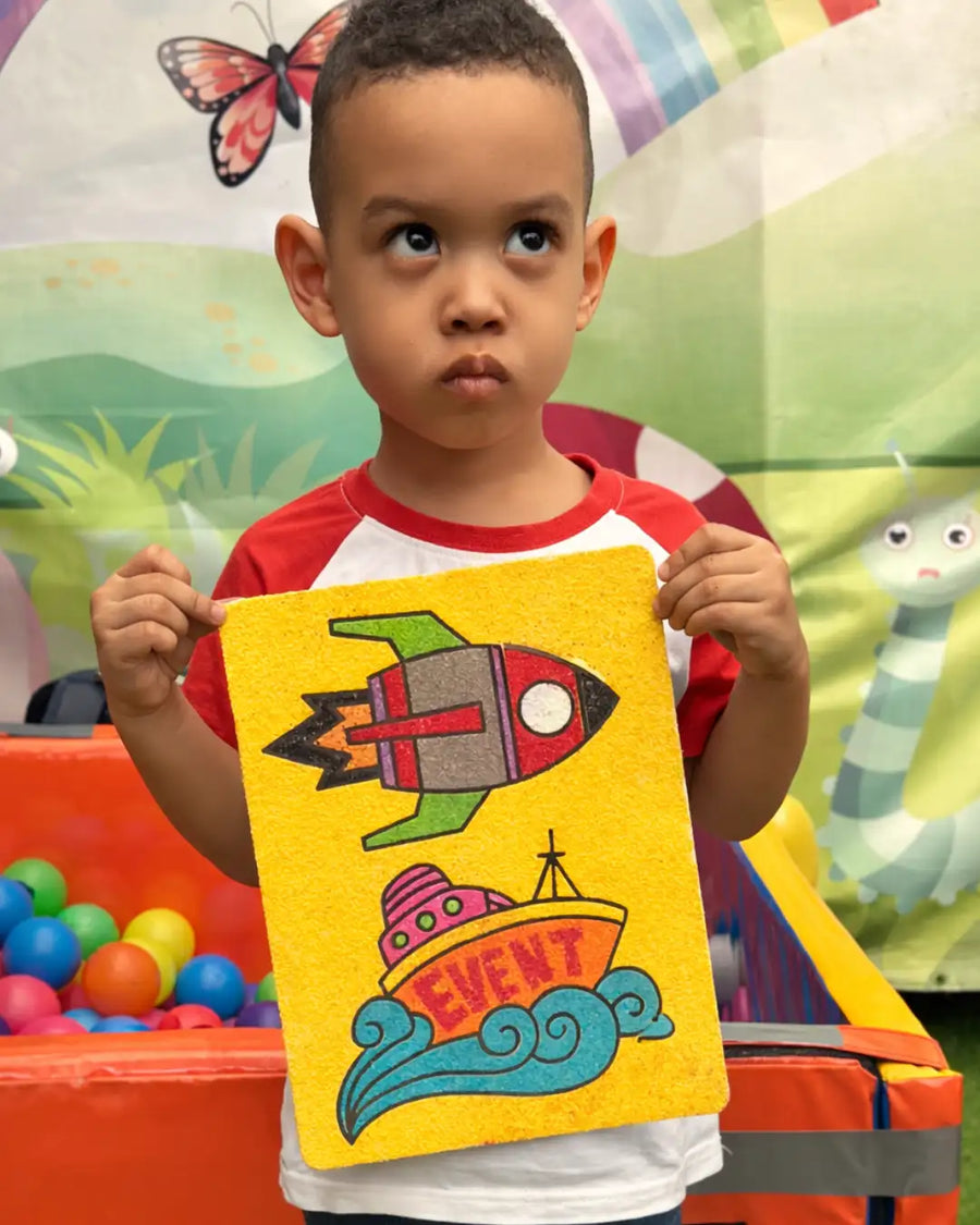 Niños coloreando con arena PintArena