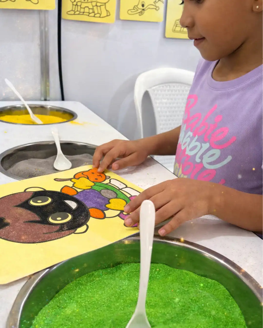 Niños coloreando con arena PintArena