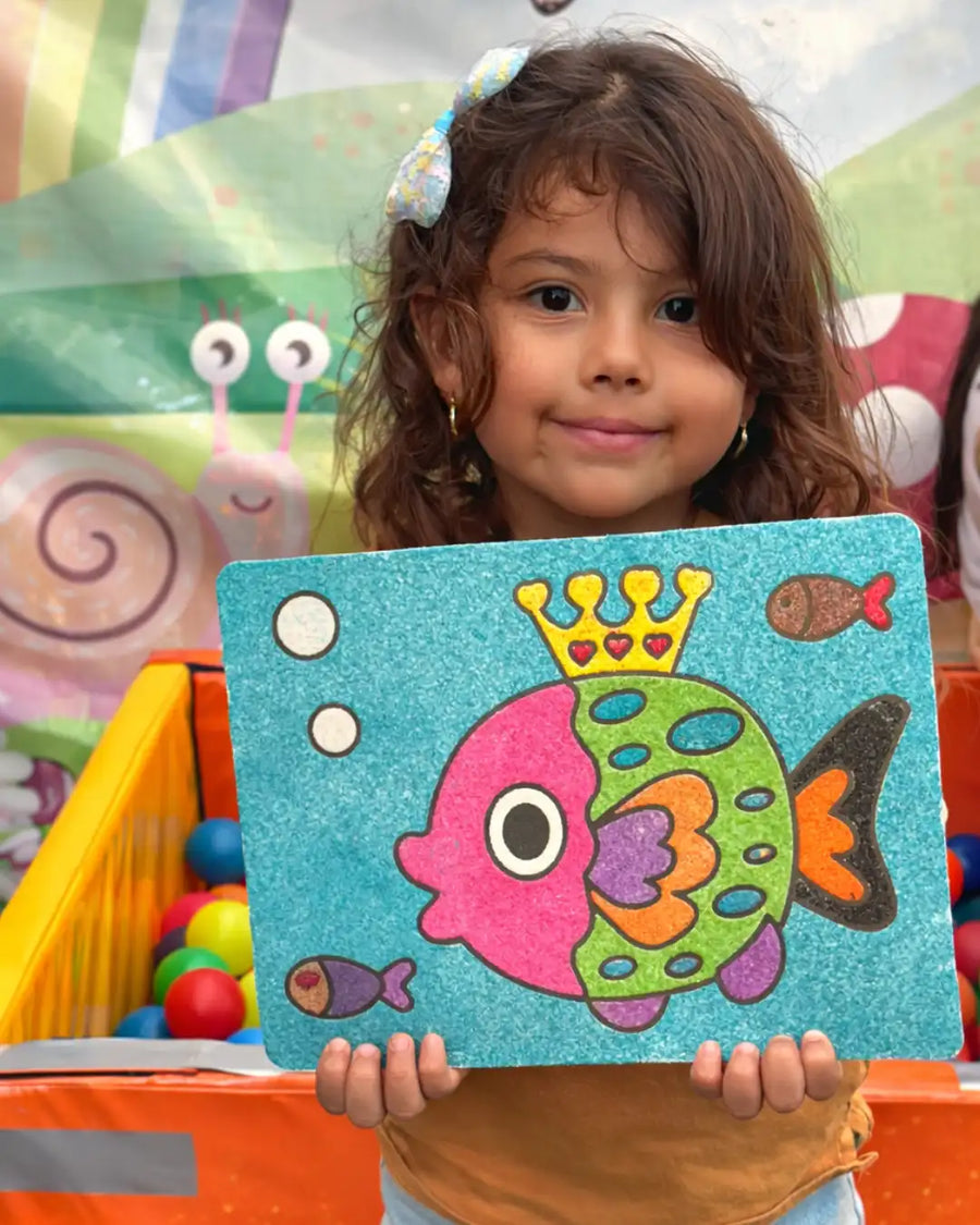 Niños coloreando con arena PintArena