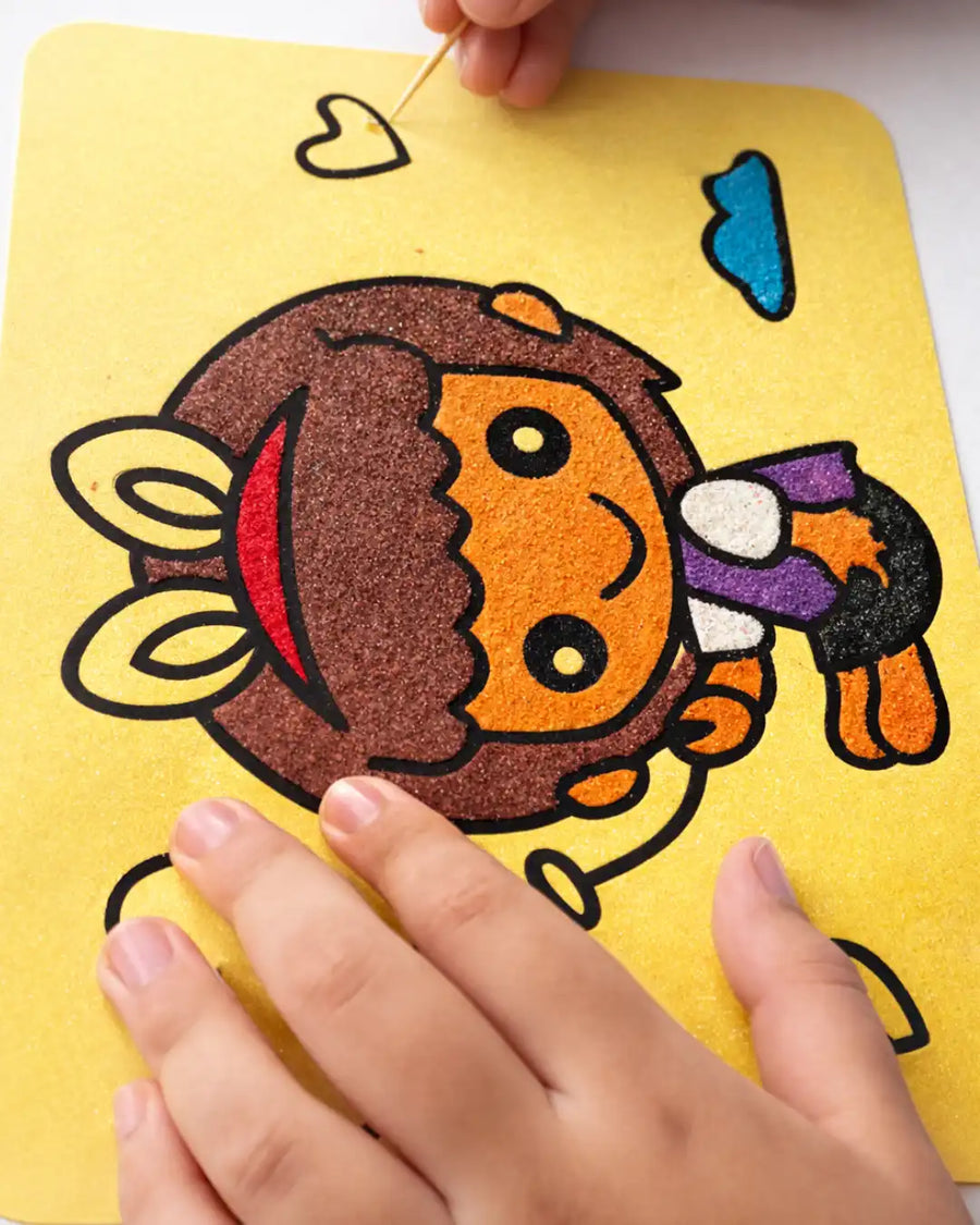 Niños coloreando con arena PintArena